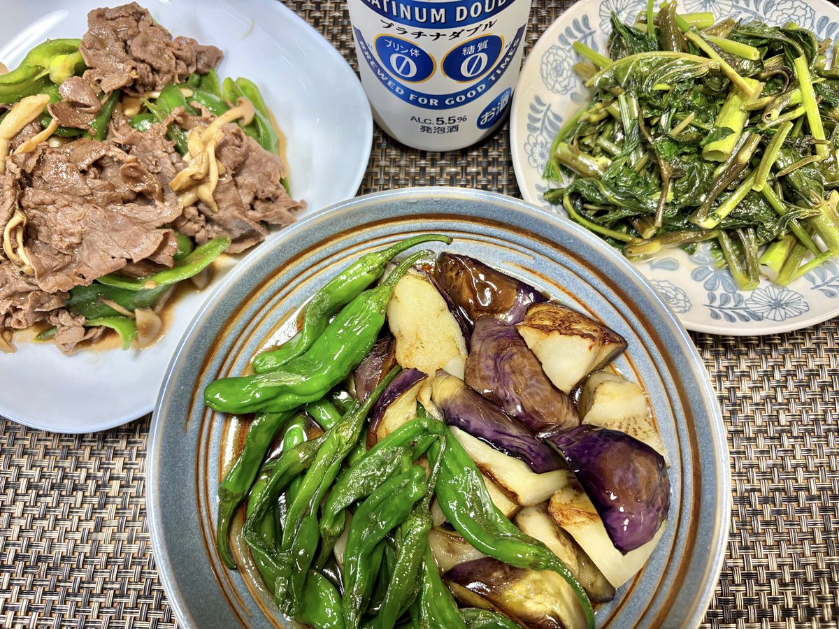 yachu_pichu's tweet photo. 晩ご飯は茄子ししとうの揚げ浸し､空芯菜の炒め､牛肉ピーマンしめじ焼きなどで乾杯🍻😊✨帰ってチャチャっと作りました😅繁忙期に入りなんだか忙しい💦7月もよろしくお願いします😊🙌 https://t.co/CVGeQJ78T2