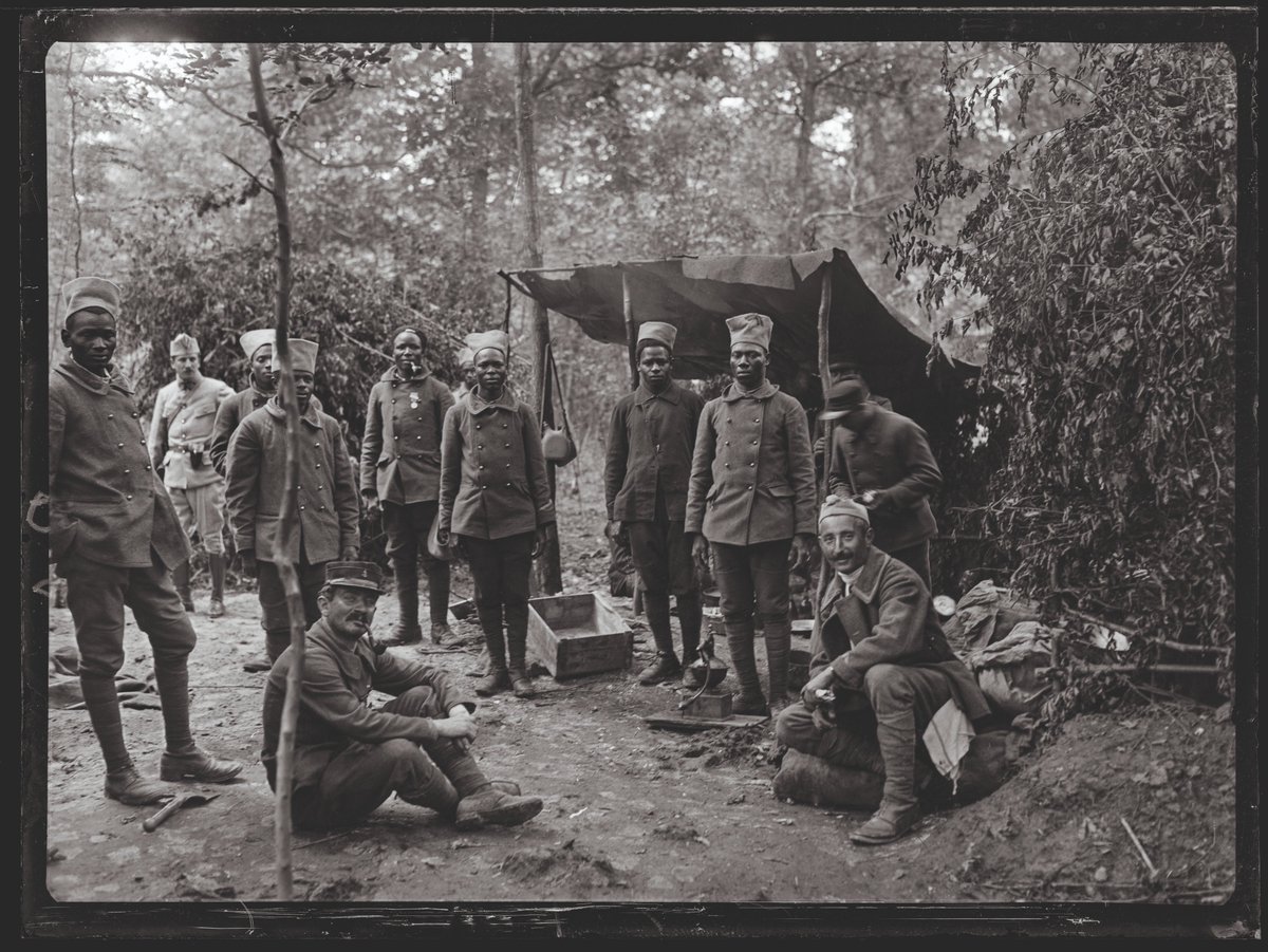 ecpa_d's tweet photo. 🔴110 ans de la bataille de la Somme : un récit photographique pour rappeler la présence française, trop souvent oubliée.

Si la Somme évoque avant tout des soldats britanniques avançant dans le no man's land, l'armée française s'y est pourtant largement engagée. Présents durant les cent-quarante jours, les opérateurs de l'armée française ont réalisé plus de 2 000 photographies.

Pour le 110e anniversaire de la bataille, l’ECPAD a réalisé avec l'historien Philippe Nivet, professeur d'histoire contemporaine à l'Université de Picardie Jules Verne, la sélection et la mise en contexte de ces photographies, conservées au Fort d’Ivry-sur-Seine. Un travail éditorial riche qui restitue la Somme au plus près des soldats : en marche, en action sous le feu, mais aussi dans des instants de vie et de fraternisation entre des hommes venus de tous les horizons.

👉Publié le 18 juin, ce récit photographique 𝘓𝘢 𝘉𝘢𝘵𝘢𝘪𝘭𝘭𝘦 𝘥𝘦 𝘭𝘢 𝘚𝘰𝘮𝘮𝘦, 𝟣𝟫𝟣𝟨 rappelle en images la présence de la France dans cette bataille souvent éclipsée par le souvenir de Verdun.

Disponible sur notre boutique → https://t.co/MjWIS5Hkof

@Armees_Gouv  @armeedeTerre