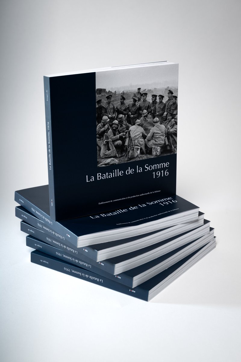 ecpa_d's tweet photo. 🔴110 ans de la bataille de la Somme : un récit photographique pour rappeler la présence française, trop souvent oubliée.

Si la Somme évoque avant tout des soldats britanniques avançant dans le no man's land, l'armée française s'y est pourtant largement engagée. Présents durant les cent-quarante jours, les opérateurs de l'armée française ont réalisé plus de 2 000 photographies.

Pour le 110e anniversaire de la bataille, l’ECPAD a réalisé avec l'historien Philippe Nivet, professeur d'histoire contemporaine à l'Université de Picardie Jules Verne, la sélection et la mise en contexte de ces photographies, conservées au Fort d’Ivry-sur-Seine. Un travail éditorial riche qui restitue la Somme au plus près des soldats : en marche, en action sous le feu, mais aussi dans des instants de vie et de fraternisation entre des hommes venus de tous les horizons.

👉Publié le 18 juin, ce récit photographique 𝘓𝘢 𝘉𝘢𝘵𝘢𝘪𝘭𝘭𝘦 𝘥𝘦 𝘭𝘢 𝘚𝘰𝘮𝘮𝘦, 𝟣𝟫𝟣𝟨 rappelle en images la présence de la France dans cette bataille souvent éclipsée par le souvenir de Verdun.

Disponible sur notre boutique → https://t.co/MjWIS5Hkof

@Armees_Gouv  @armeedeTerre