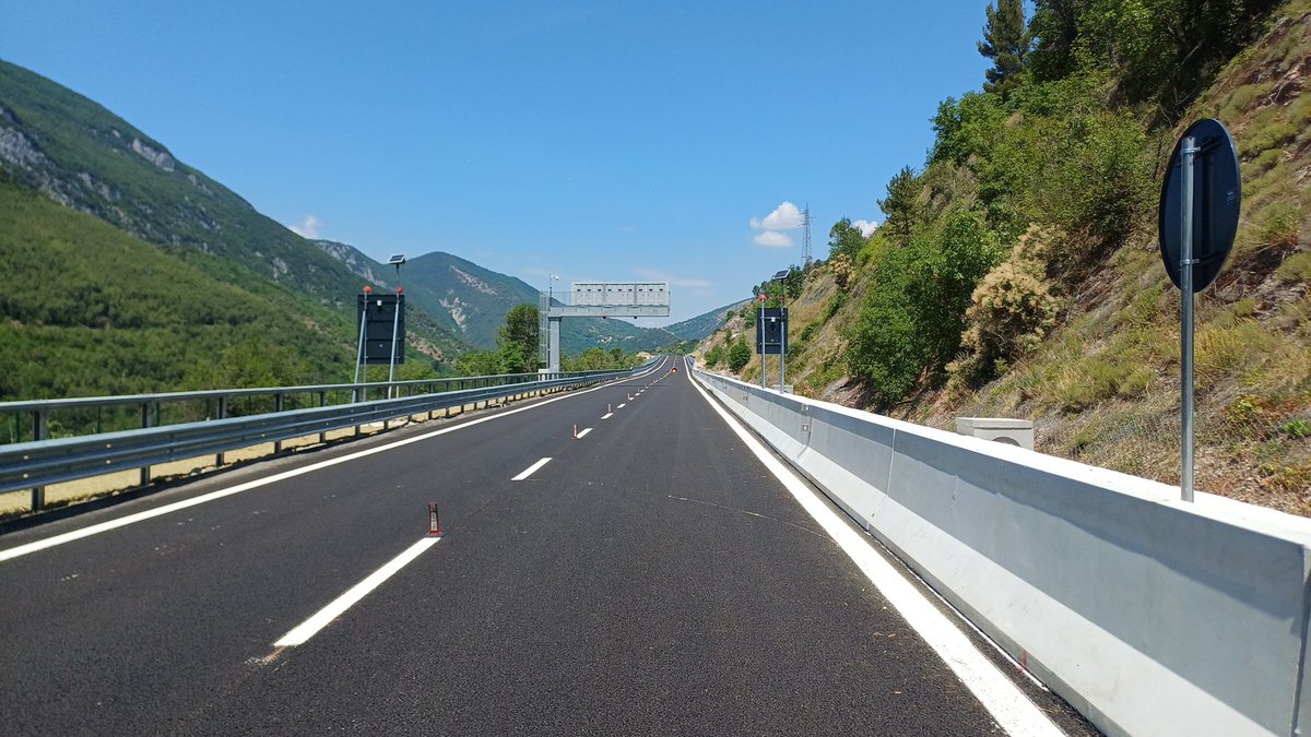 StradeAnas's tweet photo. SS76 Marche, conclusi i lavori del viadotto Mariani a Genga (AN).
✅ Aperto tratto di 2,2 km
🚗 Circolazione in modalità di cantiere
🛣️ 4 corsie previste entro fine luglio https://t.co/n5DBWzrhJi