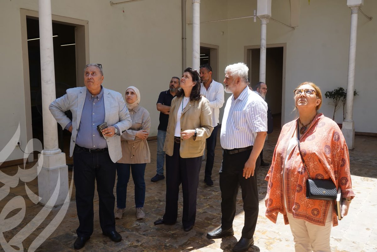 ALMAKASSED's tweet photo. تفقّدت السيّدة ديانا طبّارة رئيسة جمعيّة المقاصد الخيريّة الإسلاميّة في بيروت مبنى جامعة المقاصد (كلّيّة البنات سابقًا) في منطقة الباشورة، بعد إخلائها من قبل النازحين الذين اتخذوه مقرّ إيواء، على الرغم من أنّه ملكيّة خاصّة وليس مركزًا مخصّصًا لذلك من قبل وزارة الشؤون الاجتماعيّة. السيّدة طبّارة أعطت توجيهاتها لدائرة الشؤون الهندسيّة ودائرة إدارة مباني الجمعيّة بإجراء الإصلاحات الإنشائيّة اللازمة والضروريّة لإعادة انتظام عمل الجامعة وكلّيّاتها. وكذلك الحال في ابتدائية عليّ بن أبي طالب على اوتوستراد بشارة الخوري بمنطقة رأس النبع؛ حيث تفقّدت السيّدة طبّارة وضع المدرسة، هناك، التي تحتاج إلى إعادة تأهيل جذريّة بعد موجتي تهجير واتخاذها، في كلّ مرّة، مقرّ إيواء. 
وطلبت إعداد تقارير هندسيّة مفصّلة وجدول زمنيّ للأولويّات، تمهيدًا لإطلاق ورشة تأهيل تدريجيّة تشمل المباني المتضرّرة، وفق الإمكانات المتاحة٠
وشدّدت السيّدة طبّارة على أنّ إعادة تأهيل المؤسّسات التربويّة ليست مجرّد أعمال إنشائيّة، بل هي استعادة لرسالتها التعليميّة والإنسانيّة، وتأمين بيئة آمنة تليق بالطلّاب والأساتذة٠ 
وأشارت إلى أنّ عددًا من مؤسّسات المقاصد تأثّر بفعل الظروف الاستثنائيّة التي مرّ بها لبنان، الأمر الذي يستوجب، اليوم، ورشة متكاملة لإعادة التأهيل، بما يضمن عودتها إلى أداء رسالتها التربويّة على أكمل وجه٠