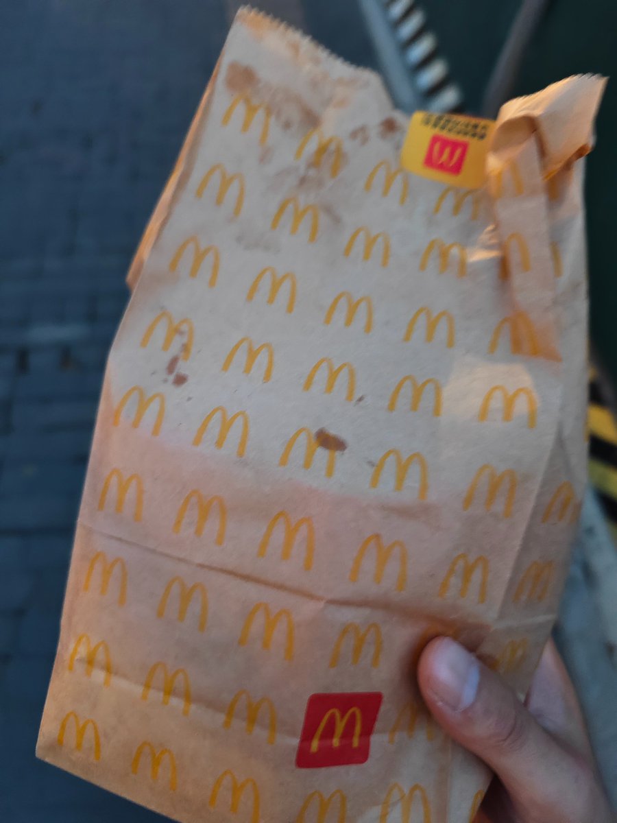 Sjc9552's tweet photo. 练完回来路上买的，我靠冰淇淋确实好吃。😭😭😭今晚看球说啥也不吃太多零食了。麦门永存。 https://t.co/kIOPv9TUkt