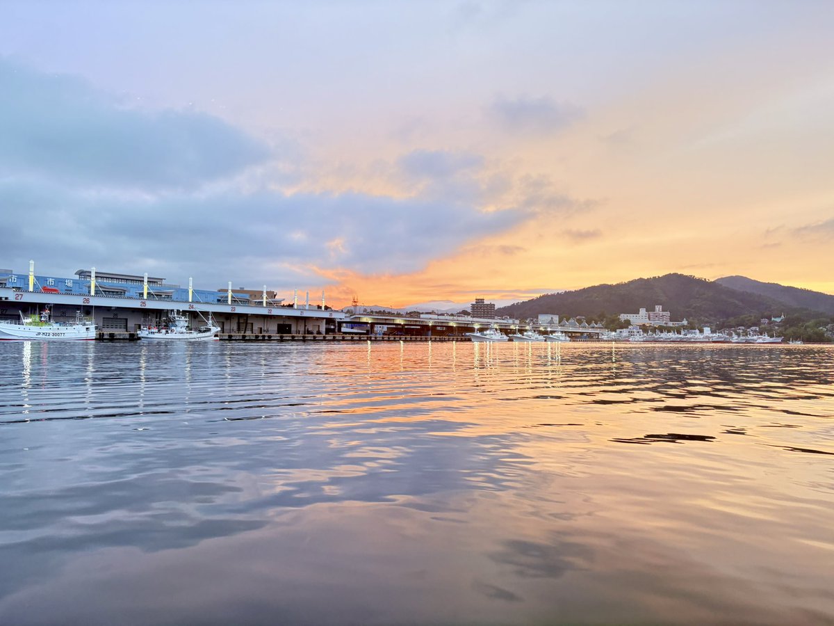 kcalurun's tweet photo. 夕焼けからの唐揚げ
#気仙沼 #cafeRST #ぴんぽん #夕焼け https://t.co/LnuV9FOj2o