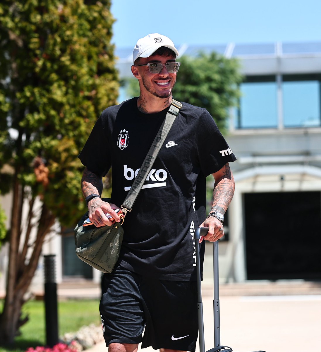 Besiktas's tweet photo. Slovakya kampı için yolculuğumuz başladı. 🦅 https://t.co/8JiyiQkTET