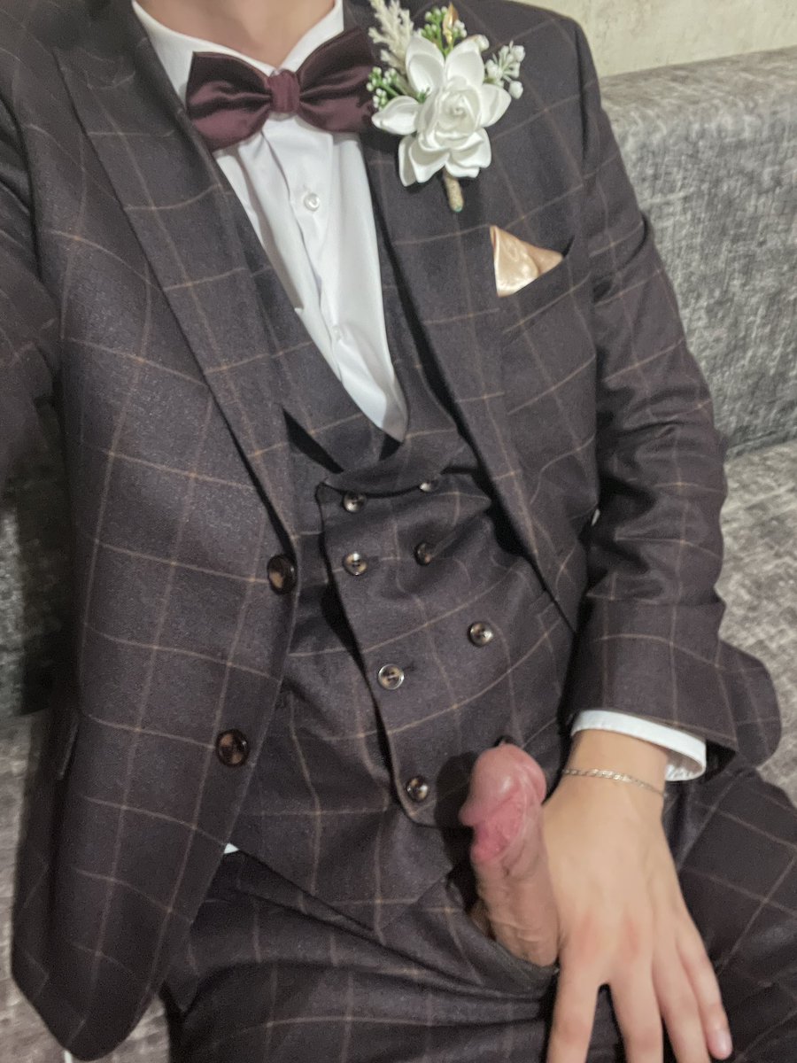 Daoler156171's tweet photo. Are there any guys in wedding suits or with intimate photos from weddings?
🤵🏻‍♂️ I’m so horny
#suitedplay #menatplay #suitbulge #gaysuit #suitgay #suitedfetish #menatplay #tuxedo #tux #wedd #wedding #gay https://t.co/QEqp3G0cWa