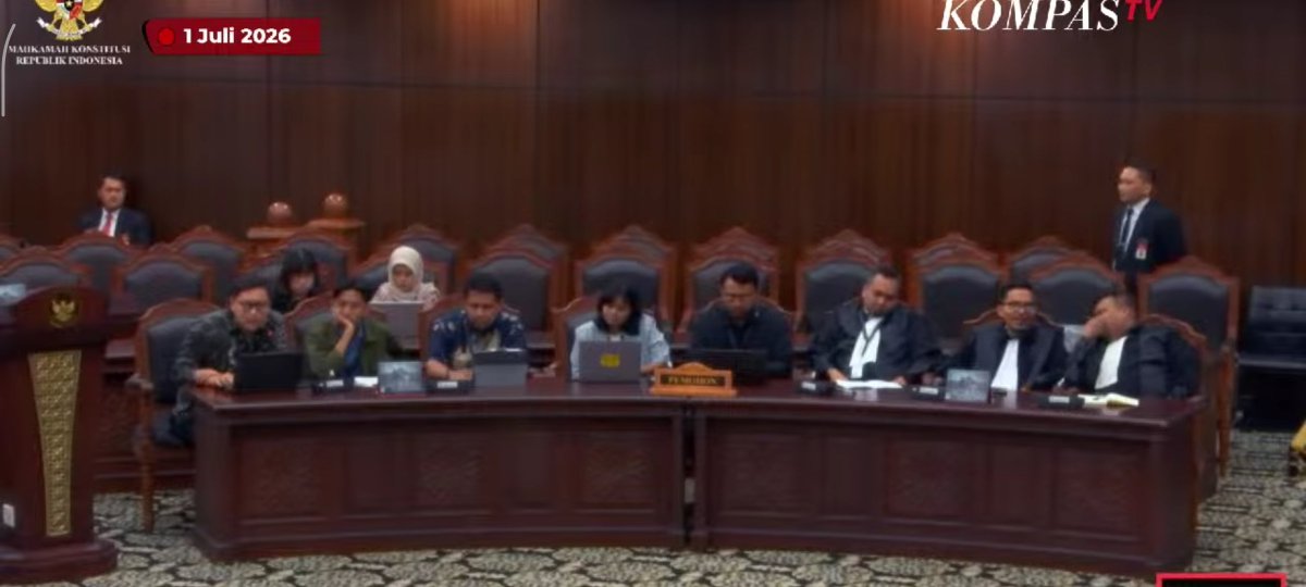 zanatul_91's tweet photo. PERTANYAAN UNTUK PARULIAN, AHLI DARI PRESIDEN/ DEKAN FAKULTAS HUKUM UI: 

Daniel [KUASA HUKUM PENGGUGAT]:

 "Kepada ahli, Pak Parulian, tadi [MBG] dibandingkan dengan [MBG] di negara-negara lain seperti Italia, Swedia, Perancis, Inggris, Brazil, India, Jepang dan AS. Pertanyaan pertama, berapa gaji guru disana?"

NGANGOOONG TIDAK TERJAWAB. GURU PPPK PARUH WAKTU KECAMATAN FLORIDA MANA SUARANYAAAA.... HAYOOOO