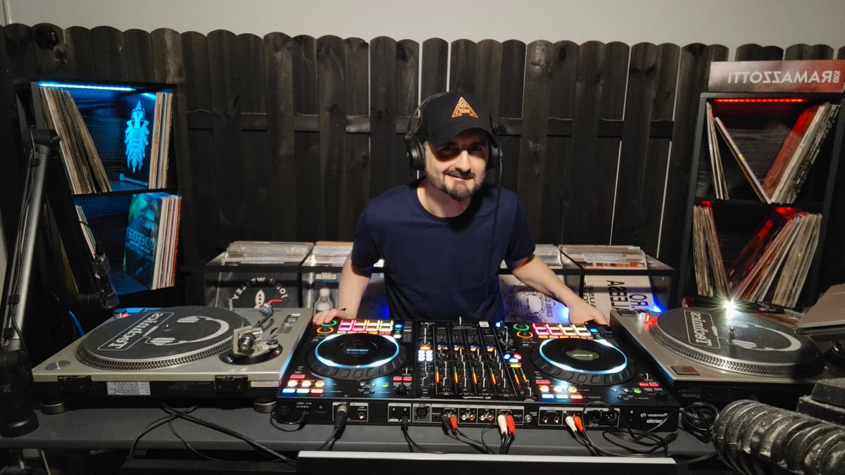 miquelserranoRV's tweet photo. Casi 30 años de diferencia, y miles de horas pinchadas en discotecas, locales, fiestas, online... Ya estoy pa jubilar y sin pelo :-P
  Por aqui teneis sesiones https://t.co/iKDFhQEwI6 https://t.co/piUY7Ttpqk