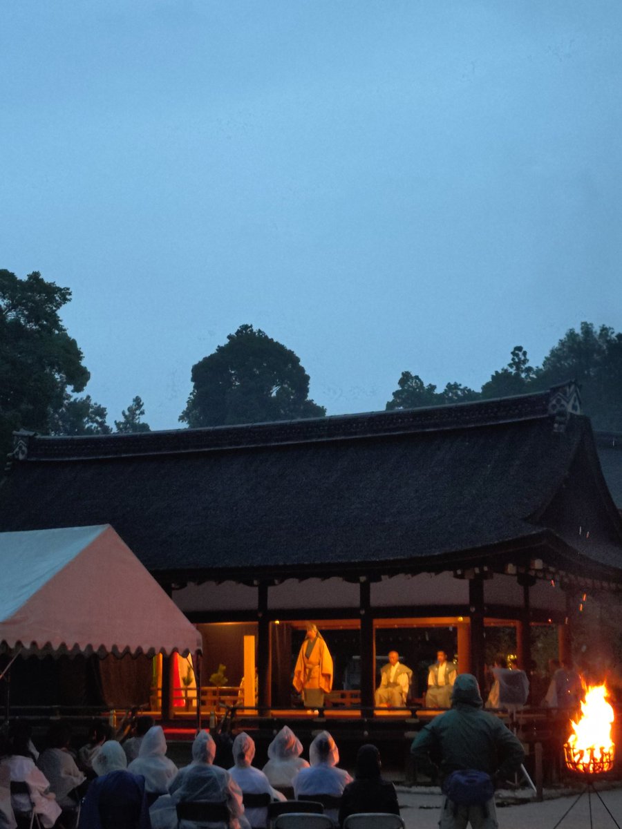 tsudahiroya's tweet photo. 賀茂御戸代能へ

狂言『蝸牛』面白かった☺

#賀茂別雷神社 https://t.co/rXi3eAm6Kk