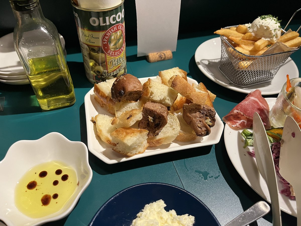 Saki___O4's tweet photo. お通しのパンが食べ放題🍞 https://t.co/0m9x10yW37