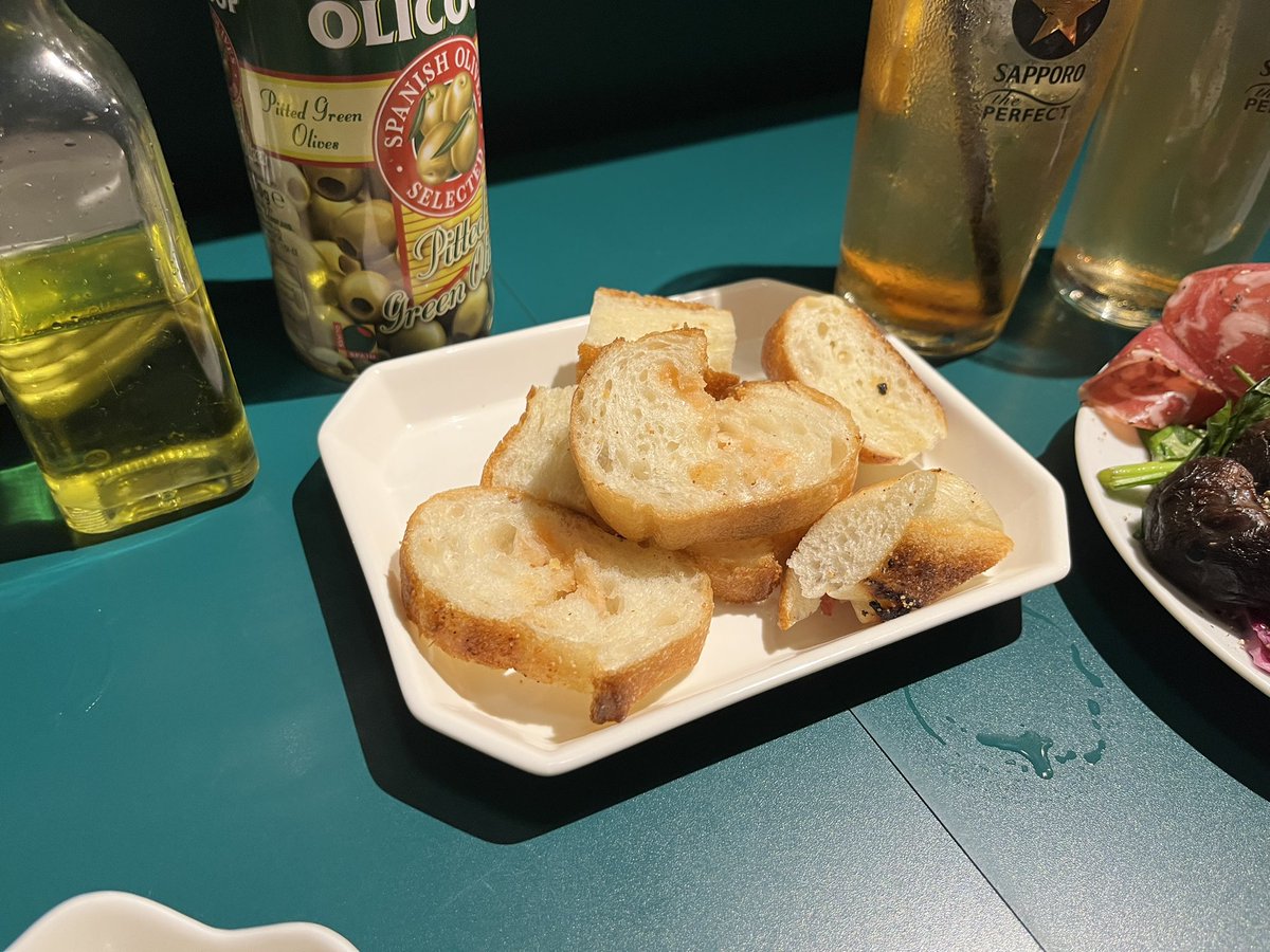 Saki___O4's tweet photo. お通しのパンが食べ放題🍞 https://t.co/0m9x10yW37