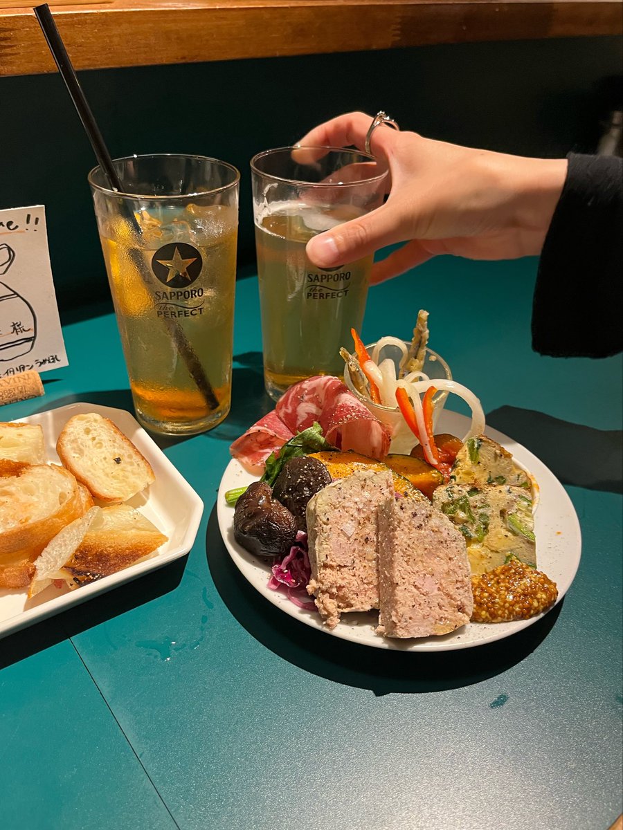Saki___O4's tweet photo. お通しのパンが食べ放題🍞 https://t.co/0m9x10yW37