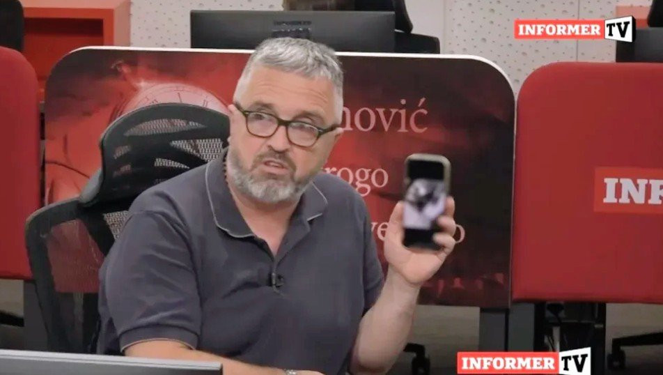 CrnjanskiSr's tweet photo. Bruka veka!
Dragan J. Vučićević na TV Informer čita zapisnik sa saslušanja Zdravka Ponoša kao da mu je tužilaštvo dedovina. Ljudi, mi nemamo državu, imamo okupiranu teritoriju gde polusvet sa nacionalnom frekvencijom sprovodi teror nad zakonom i pravdom.
Dokle ćemo ovo trpeti? https://t.co/qY03y3kZeR