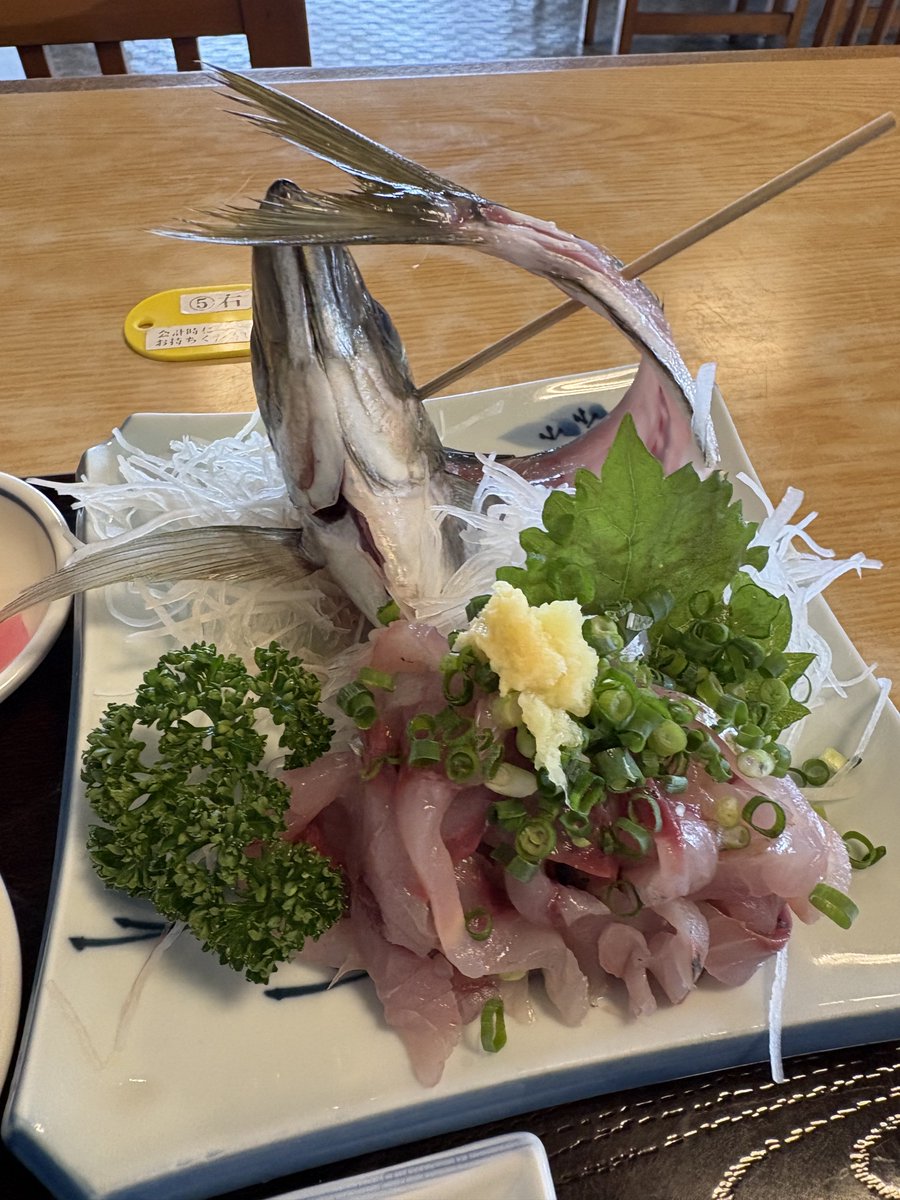 ichi265's tweet photo. 磯料理 マルゴ

黄金(こがね)定食1700円
ご飯大盛100円
おかわり小盛100円

黄金アジを求めて人気店に凸
厚みのあるアジフライはサクサクふわふわ😆
アジのたたきも絶品🎉
ご飯が足らずおかわり😅
今月で閉店は残念😭
ご馳走さま😊

2026.7.1

#磯料理マルゴ #黄金アジフライ https://t.co/8ICiw3xERn