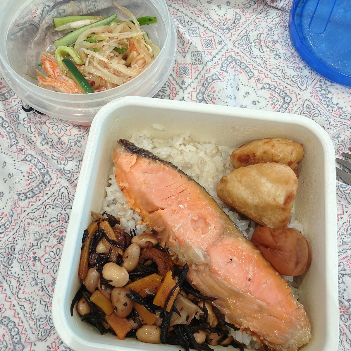 hashiru_taberu's tweet photo. シャケ
唐揚げ
ひじき
中華サラダ
むぎごはんよー https://t.co/dl40o5AdWS