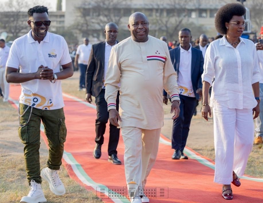 KwaNtare's tweet photo. Ku mugoroba wo ku wa 30 Ruheshi, Umukuru w'Igihugu c'Uburundi akaba n'Umugenzi w’urwaruka, Nyenicubahiro @GeneralNeva, ari kumwe n'Umutambukanyi wiwe, Nyenicubahiro @Burundi1stLady, yaritavye ibirori vyitiriwe Umutwenzi, vyateguwe n'Ishirahamwe rihurikiyemwo abaririmvyi n'abahinyanyuzi b'umuziki bo mu #Burundi, bikaba vyabereye ku kibuga ca ETS Kamenge, mu ntumbero yo kwitegurira ihimbazwa ry'isabukuru y'imyaka 64 iheze Uburundi buhabuje intahe y'Ukwikukira, ku wa 1 Mukakaro 1962.

Ivyo birori vyaranzwe n'akanyamuneza nkenshi, indirimbo n'ibindi bikorwa vy'ubuhinga ndangakaranga, vyitabiriwe n'indongozi nkurunkuru z'Igihugu hamwe n'isinzi ry'urwaruka n'abakuze bari baje guhimbaza n’ukwigina iteka ry'Uburundi n’Abarundi, kuri uwo musi uhambaye wakurikirwa n’uwo kwibuka ihabuzwa ry’intahe yo kwikukira.

Mw’ijambo Umukuru w'Igihugu Nyenicubahiro @GeneralNeva, yashikirije, yamenyesheje ko ahimbarwa no kubona Abarundi bagenda biyumvamwo kandi barushiriza gukunda igihugu cabo. Yarashimiye abaririmvyi n'abahinyanyuzi b'umuziki ku bumwe bagaragaje mu gutegurira hamwe ivyo birori, yibutsa ko gukunda igihugu, ubumwe n'ukukingira Igihugu ari zo nkingi zaranze kandi zibandanya kuranga akaranga k'Abarundi.

Umukuru w'Igihugu yarakeje kandi abo baririmvyi kubera ko, uretse ibikorwa vyabo vy'ubuhinga n'akaranga, bitanga no mu bikorwa vy'iterambere biciye mu burimyi n'ubworozi. Yasozereye ahamagarira abaririmvyi bose kubandanya gukoresha ingabirano zabo mu guteza imbere akaranga k'Uburundi, gukomeza umutima wo gukunda igihugu no kubungabunga imico n'akaranga vyo shingiro ry’Abarundi.