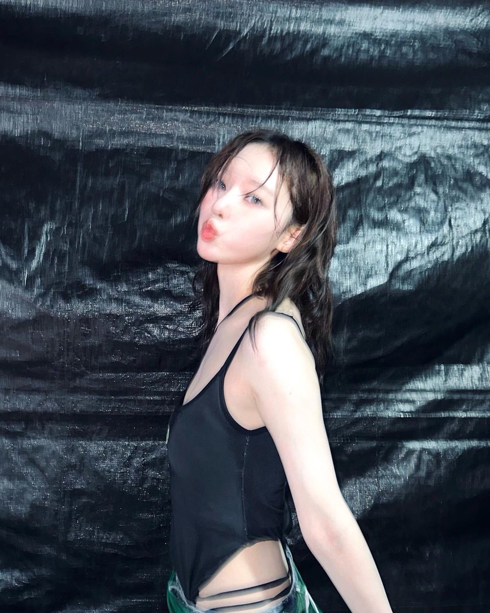 joyminjeong's tweet photo. still obsessed with waterbomb winter she was so crazy https://t.co/h77JLAVlil
