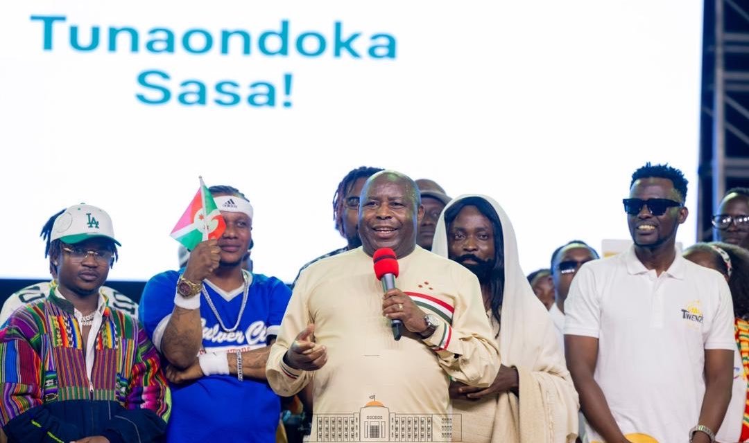 KwaNtare's tweet photo. Ku mugoroba wo ku wa 30 Ruheshi, Umukuru w'Igihugu c'Uburundi akaba n'Umugenzi w’urwaruka, Nyenicubahiro @GeneralNeva, ari kumwe n'Umutambukanyi wiwe, Nyenicubahiro @Burundi1stLady, yaritavye ibirori vyitiriwe Umutwenzi, vyateguwe n'Ishirahamwe rihurikiyemwo abaririmvyi n'abahinyanyuzi b'umuziki bo mu #Burundi, bikaba vyabereye ku kibuga ca ETS Kamenge, mu ntumbero yo kwitegurira ihimbazwa ry'isabukuru y'imyaka 64 iheze Uburundi buhabuje intahe y'Ukwikukira, ku wa 1 Mukakaro 1962.

Ivyo birori vyaranzwe n'akanyamuneza nkenshi, indirimbo n'ibindi bikorwa vy'ubuhinga ndangakaranga, vyitabiriwe n'indongozi nkurunkuru z'Igihugu hamwe n'isinzi ry'urwaruka n'abakuze bari baje guhimbaza n’ukwigina iteka ry'Uburundi n’Abarundi, kuri uwo musi uhambaye wakurikirwa n’uwo kwibuka ihabuzwa ry’intahe yo kwikukira.

Mw’ijambo Umukuru w'Igihugu Nyenicubahiro @GeneralNeva, yashikirije, yamenyesheje ko ahimbarwa no kubona Abarundi bagenda biyumvamwo kandi barushiriza gukunda igihugu cabo. Yarashimiye abaririmvyi n'abahinyanyuzi b'umuziki ku bumwe bagaragaje mu gutegurira hamwe ivyo birori, yibutsa ko gukunda igihugu, ubumwe n'ukukingira Igihugu ari zo nkingi zaranze kandi zibandanya kuranga akaranga k'Abarundi.

Umukuru w'Igihugu yarakeje kandi abo baririmvyi kubera ko, uretse ibikorwa vyabo vy'ubuhinga n'akaranga, bitanga no mu bikorwa vy'iterambere biciye mu burimyi n'ubworozi. Yasozereye ahamagarira abaririmvyi bose kubandanya gukoresha ingabirano zabo mu guteza imbere akaranga k'Uburundi, gukomeza umutima wo gukunda igihugu no kubungabunga imico n'akaranga vyo shingiro ry’Abarundi.