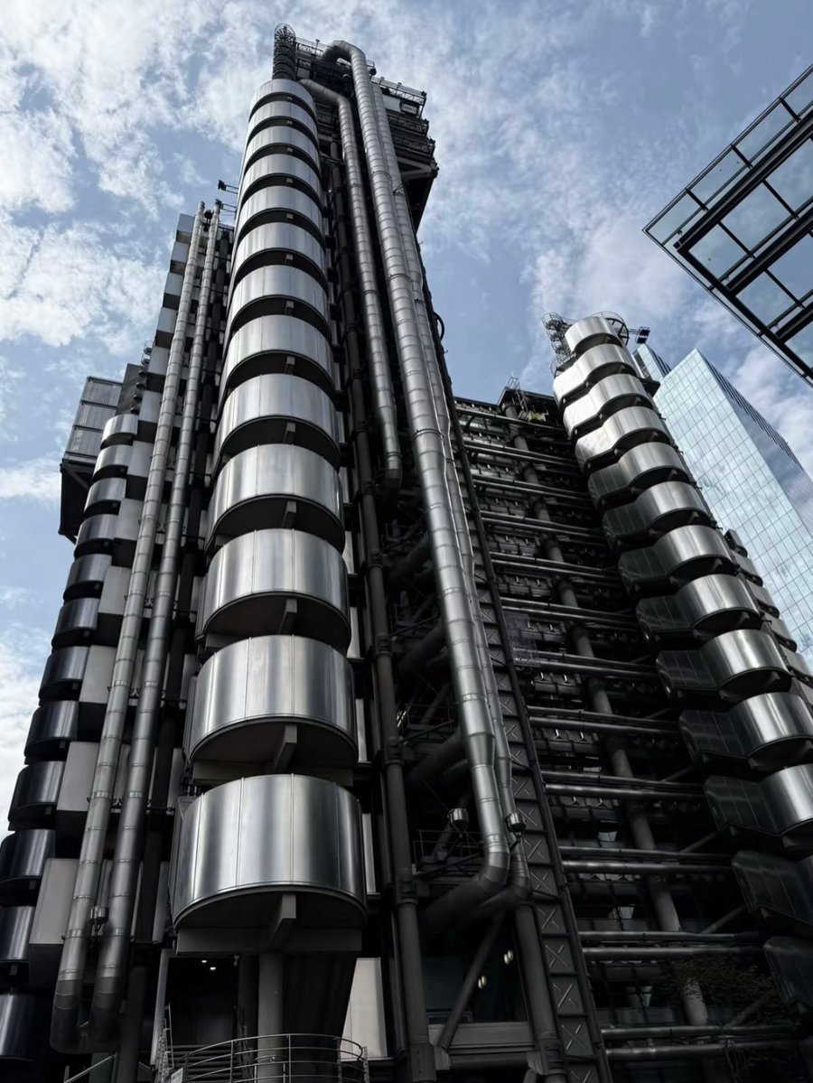 Dee_Floki's tweet photo. The Lloyd’s building, Lime street, London. 
A prominent piece of high-tech architecture. https://t.co/QqQP1u0f49