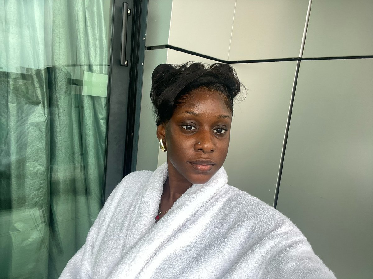 livingasannie_'s tweet photo. Still worth a fortune with or without makeup! 🙂‍↔️😝  Understood?! https://t.co/t0hyL2INwh