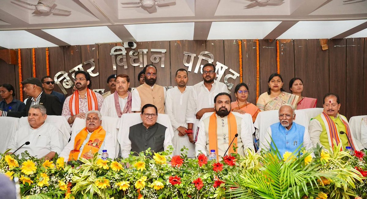 samrat4bjp's tweet photo. आज बिहार विधान परिषद् के नव-निर्वाचित माननीय सदस्यगण के शपथ ग्रहण समारोह में सम्मिलित होकर उन्हें हार्दिक बधाई एवं यशस्वी कार्यकाल की अग्रिम शुभकामनाएँ दीं।

विश्वास है कि आप सभी अपने अनुभव, प्रतिबद्धता और सकारात्मक योगदान से राज्य के सर्वांगीण विकास में महत्वपूर्ण भूमिका निभाएँगे।