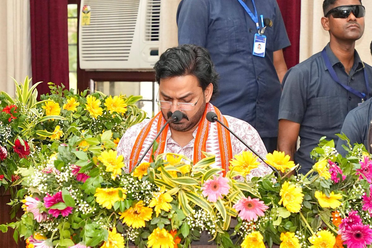 samrat4bjp's tweet photo. आज बिहार विधान परिषद् के नव-निर्वाचित माननीय सदस्यगण के शपथ ग्रहण समारोह में सम्मिलित होकर उन्हें हार्दिक बधाई एवं यशस्वी कार्यकाल की अग्रिम शुभकामनाएँ दीं।

विश्वास है कि आप सभी अपने अनुभव, प्रतिबद्धता और सकारात्मक योगदान से राज्य के सर्वांगीण विकास में महत्वपूर्ण भूमिका निभाएँगे।
