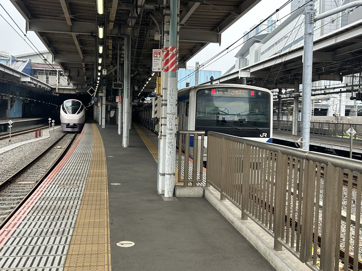 kasukasux's tweet photo. 今日は茨城県で打ち合わせ。品川駅の工事進んでますね〜。
100キロ未満だから出張にならない…特急に乗りたい…笑
お昼食べる時間なかったので、かしわ飯のおにぎりで腹ごしらえ^_^
#茨城県 #観光振興 #サラメシ https://t.co/W9EX6ZdJZk