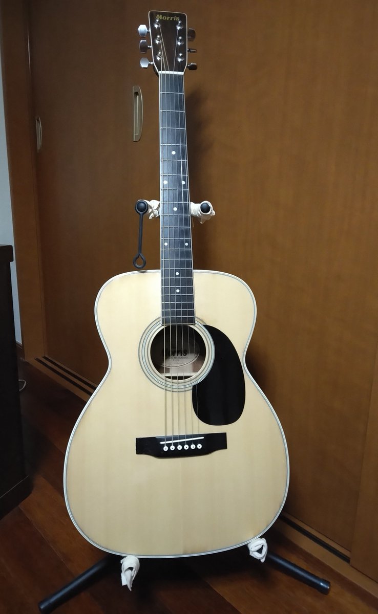 okonosuke's tweet photo. NHK Eテレ「３か月でマスターするギター」という番組が今夜から始まるのをたまたま知り、書店まで自転車をピューッとこいでテキストを購入して先ほど帰宅しました。
アコースティックギターも用意しました。 https://t.co/B9PZZedhB6