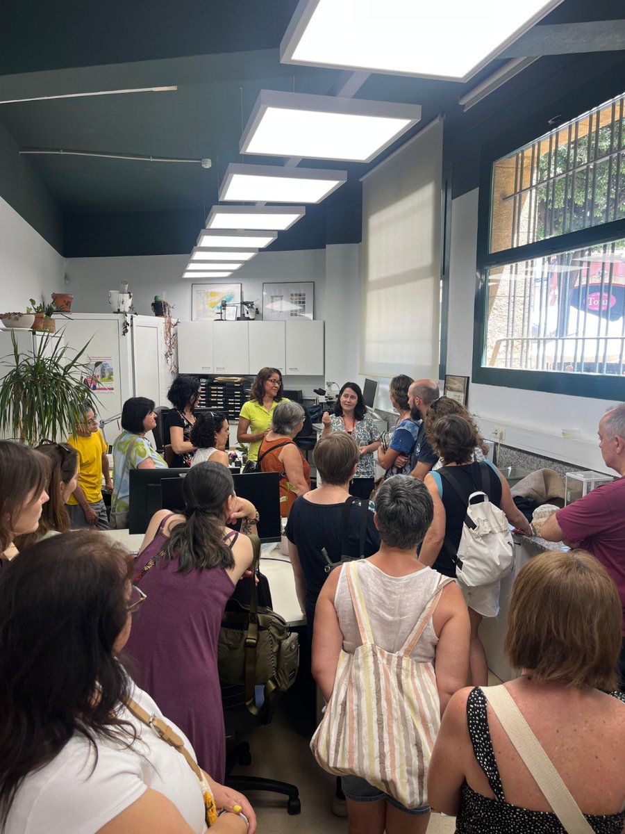 ICAC_cat's tweet photo. 📚 L'ICAC ha rebut la visita de 21 professionals del CRAI de la URV per conèixer el Centre de documentació, Biblioteca i Ciència Oberta.

La jornada ha inclòs la presentació del fons documental, els serveis de Ciència Oberta i una visita a la Unitat d'Estudis Arqueomètrics. https://t.co/GxoBGcWIXB