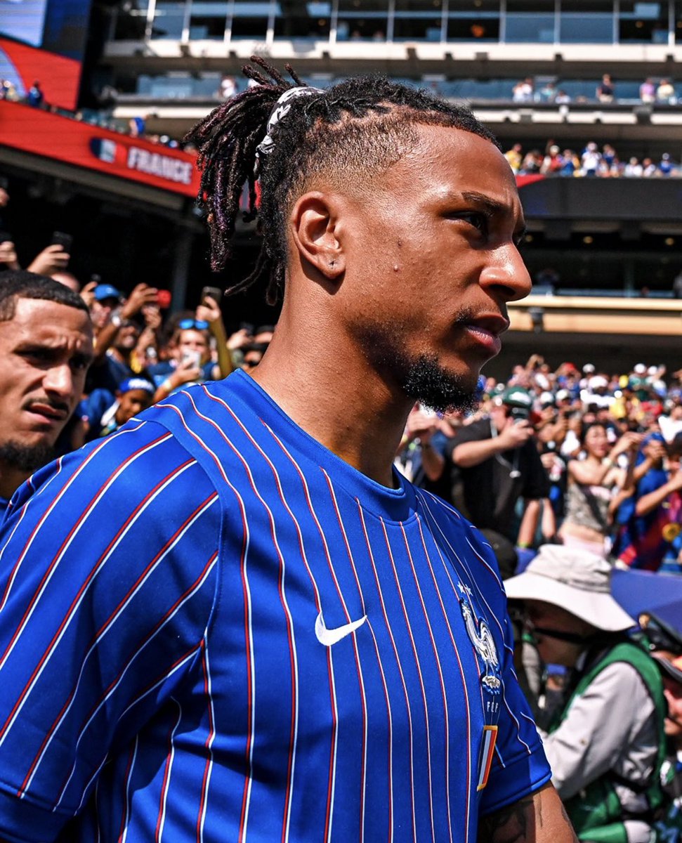 futebol_info's tweet photo. Casagrande elogia Olise e ironiza 'jogador brasileiro que tem marra e não joga':

“O cara genial dessa Copa do Mundo, o melhor jogador da Copa até o momento é o Olise. As assistências dele são geniais, só ele vê o buraco para tocar a bola. E só para completar: ele tem uma marra enorme, mas ele joga demais. Nós temos jogador brasileiro que tem uma marra enorme e não joga…”

🗞️ @UOL 
📸 Canal UOL | FFF/Seleção Francesa