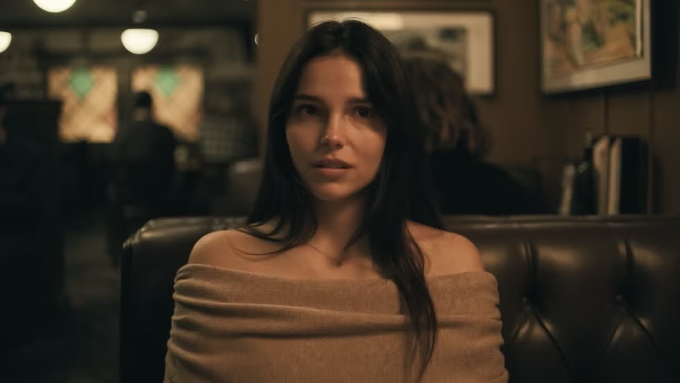 runiarumndari's tweet photo. OBSESSION seperti berusaha mengemis iba untuk laki-laki incel, dan juga mimpi basah laki-laki. Navarrette's exceptional performance couldn't even save this lame film. Film sama sekali gak menunjukkan keberpihakannya pada seseorang yang hak otonominya dirampas gitu aja sama orang yang super duper cupu dan gak berani bertanggungjawab itu. Pun, setelah banyak kejadian aneh—terutama satu kejadian yang menyedihkan itu—Bear ngga diberikan sedikitpun rasa bersalah atas apa yang ia lakukan pada Nikki, bahkan sampai akhir filmnya. Bear hanya merasa bersalah dan sengsara ketika kenyamanannya diusik, bukan karena ia sadar ia telah menyengsarakan orang lain.

Film juga ngga mempertanyakan kewarasan Bear di setiap kejadian anehnya, ia justru mempertanyakan Nikki—Barker menciptakan karakter teman-temannya yang melihat Nikki sebagai "si cegil" dan menempatkanya sebagai sumber masalah, hingga (sebagian) penonton pun dibuat berpikir demikian.  Sampai akhir pun, Nikki tetaplah "the freaky Nikki" tanpa agensi atau victory apapun, very unfortunate karena she was a lovely person in the beginning. Yhaa tapi kalau kita hidup di tengah lingkungan yang apa-apa menyalahkan perempuan—termasuk penggunaan kata "cegil" yang ditujukan kepada perempuan yang "menggila" akibat tindakan laki-laki—susah juga...