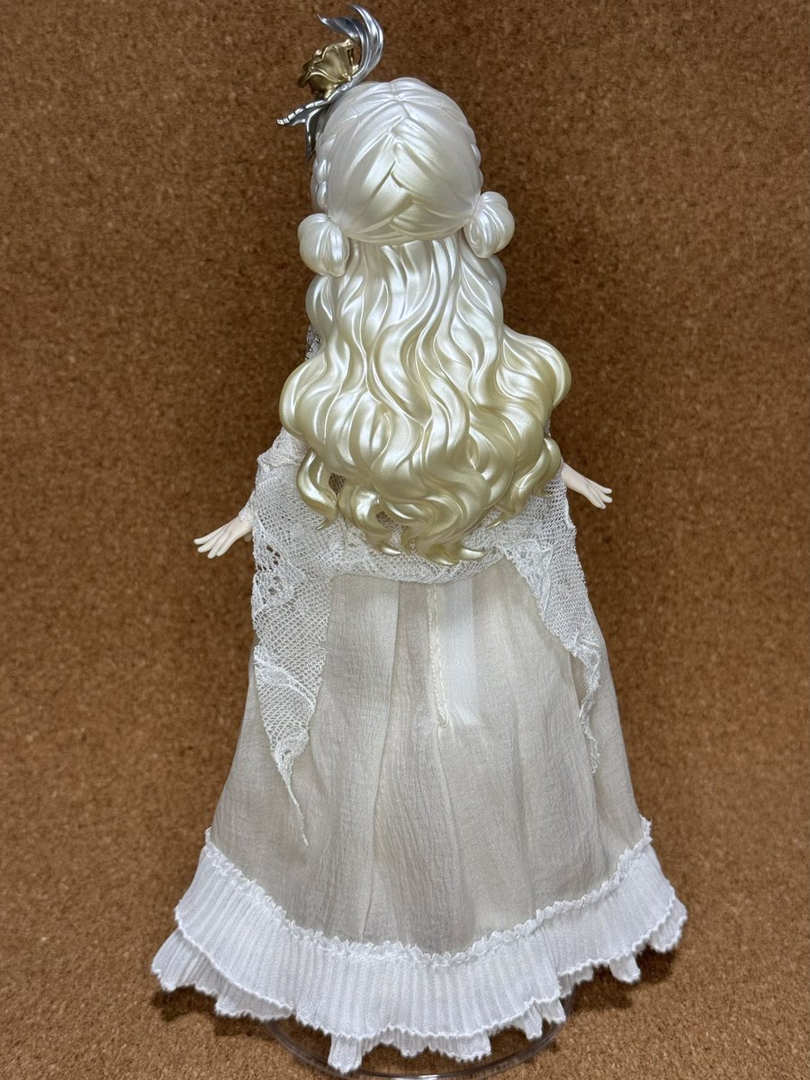 chick_hops's tweet photo. 今日のブラインドドール
悸動瞬息 悖论世界(パラドックスワールド)BJD
美丽新世界(すばらしい新世界)さん
ディストピア小説みたいなお名前。
先日お迎えした晩安大小姐の粉草莓さんよりも少し身長は低く22.5cm程ですが今回のお嬢様も小顔＆高身長ですね。
淡いゴールドを基調とした色合いが素敵です✨ https://t.co/axcrZOdXEb