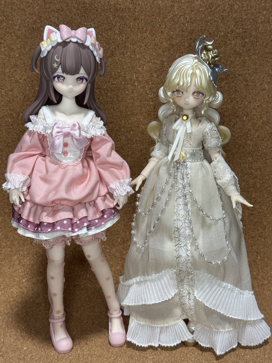 chick_hops's tweet photo. 今日のブラインドドール
悸動瞬息 悖论世界(パラドックスワールド)BJD
美丽新世界(すばらしい新世界)さん
ディストピア小説みたいなお名前。
先日お迎えした晩安大小姐の粉草莓さんよりも少し身長は低く22.5cm程ですが今回のお嬢様も小顔＆高身長ですね。
淡いゴールドを基調とした色合いが素敵です✨ https://t.co/axcrZOdXEb