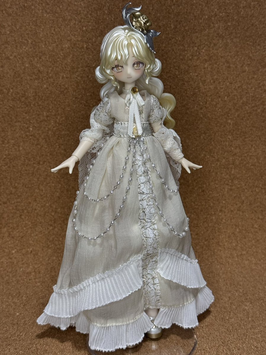 chick_hops's tweet photo. 今日のブラインドドール
悸動瞬息 悖论世界(パラドックスワールド)BJD
美丽新世界(すばらしい新世界)さん
ディストピア小説みたいなお名前。
先日お迎えした晩安大小姐の粉草莓さんよりも少し身長は低く22.5cm程ですが今回のお嬢様も小顔＆高身長ですね。
淡いゴールドを基調とした色合いが素敵です✨ https://t.co/axcrZOdXEb