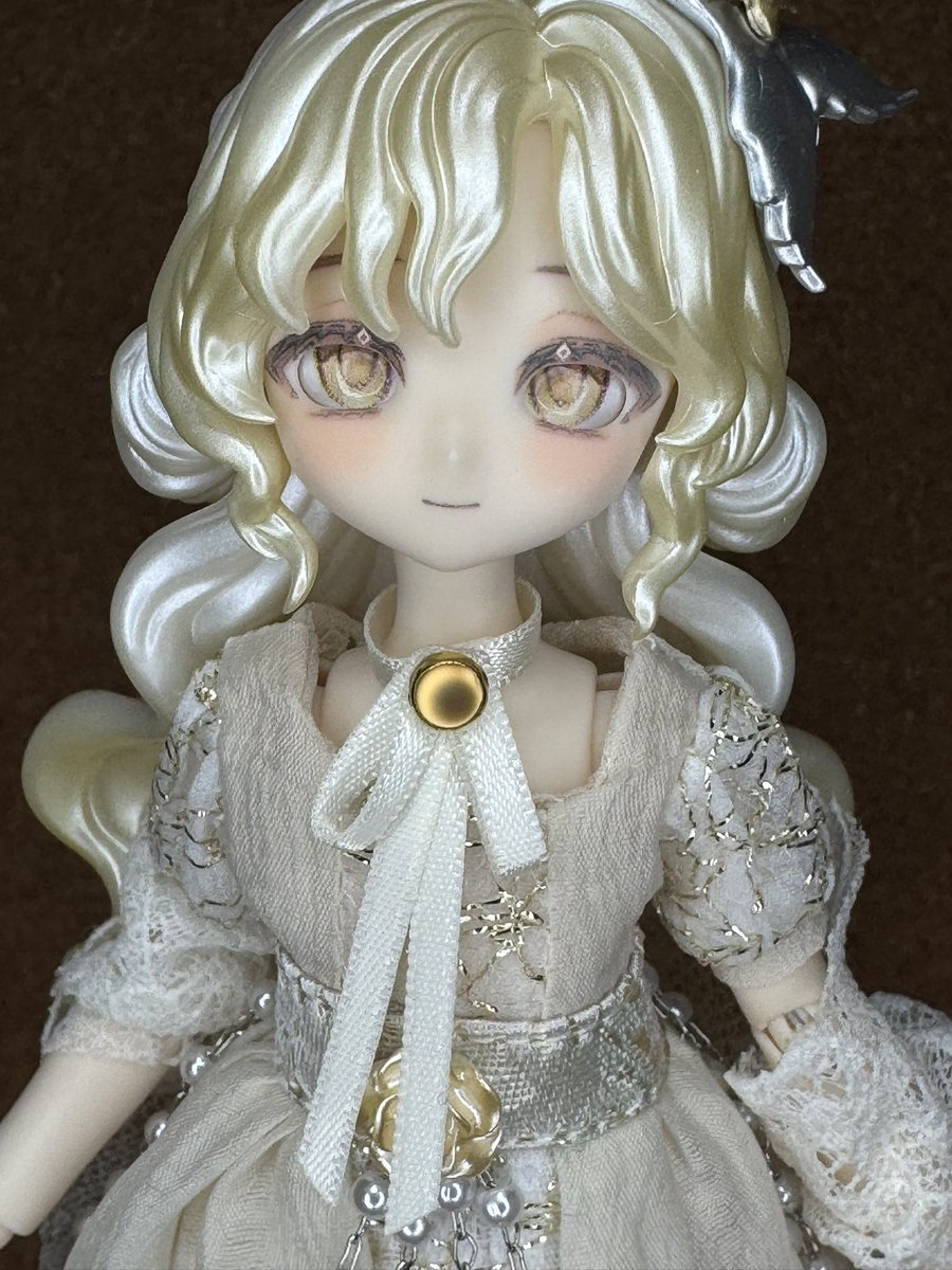 chick_hops's tweet photo. 今日のブラインドドール
悸動瞬息 悖论世界(パラドックスワールド)BJD
美丽新世界(すばらしい新世界)さん
ディストピア小説みたいなお名前。
先日お迎えした晩安大小姐の粉草莓さんよりも少し身長は低く22.5cm程ですが今回のお嬢様も小顔＆高身長ですね。
淡いゴールドを基調とした色合いが素敵です✨ https://t.co/axcrZOdXEb