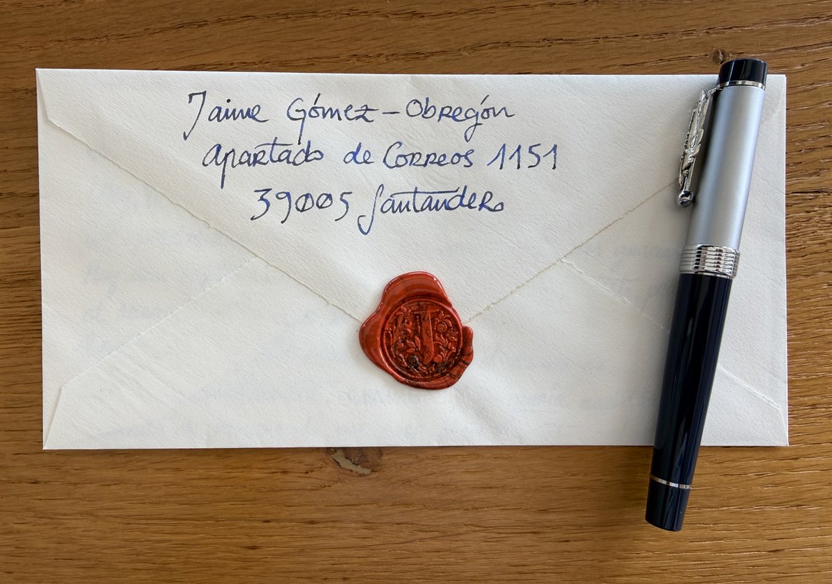 JaimeObregon's tweet photo. Una a una, pues así las paladeo, voy contestando a cada una de las hermosas cartas que me habéis ido enviando. Aunque tarde, no dejaré ninguna por responder, pues no existe la urgencia en este remanso analógico ajeno a todo que nos hemos dado.

Gracias por hacerlo tan bello. ❤️ https://t.co/xf1JCNJYTs