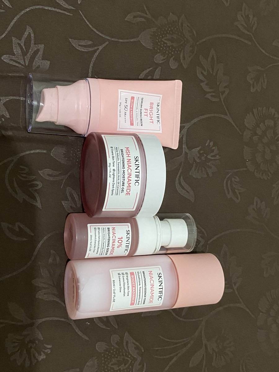 kangsol_b's tweet photo. halo aku mau jual/prelove skincareku

beli krn lucu warna pink doang jd ga kepake 🥲
sisanya tertera di foto ya (waktu baru dateng jg ga penuh2 amat guys)

skintific
toner niacinamide 70k
serum niacinamide 80k
moist niacinamide 80k
bright fit ss 60k

take all 270k

#wts #preloved https://t.co/JY1tZOXoyc