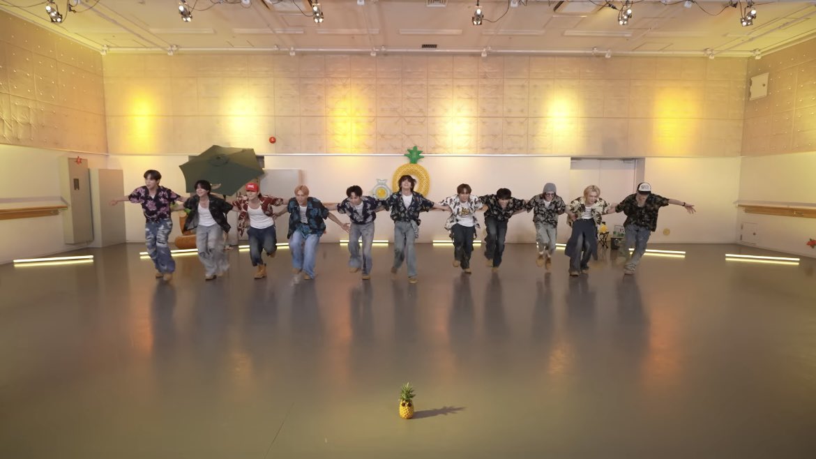 hapi_feng612's tweet photo. 7月入ったからPJ解禁しよ〜🍹🍍（夏の曲は夏に聴きたい派🙋‍♀️）と思ってダンプラ見てたら、いろんな感情相まって泣きそう🥺🥺
𝑰𝑵𝑰 の11人が揃った姿みたいよーー！！！！ https://t.co/QkabrBCJAm