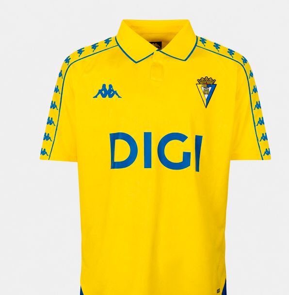 JuanitoMaraca's tweet photo. Sin intención de ser un flipao, pero 10 minutito en el Photoshop y creo que esta está 10 veces más guapa que la oficial, con su escudo donde tiene que estar y los hombritos chulos que hace Kappa cuando hace las cosas en condiciones. No era tan difícil hacer una equipación decente https://t.co/ho5aWKBgY3