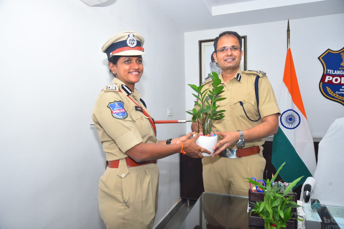warangalpolice's tweet photo. శాంతి భద్రతల పరిరక్షణే ప్రధాన లక్ష్యం: వరంగల్ సీపీ ఎన్. శ్వేత

వరంగల్ పోలీస్ కమిషనర్‌గా బాధ్యతలు స్వీకరించిన ఎన్. శ్వేతకు సాయుధ పోలీసులు గౌరవ వందనం సమర్పించారు. అనంతరం బదిలీపై వెళ్తున్న పోలీస్ కమిషనర్ సన్‌ప్రీత్ సింగ్ నుంచి బాధ్యతలు స్వీకరించారు.

ఈ సందర్భంగా ఎన్. శ్వేత మాట్లాడుతూ, కమిషనరేట్ పరిధిలో శాంతి భద్రతల పరిరక్షణ, నేరాల నియంత్రణ, ప్రజలకు మెరుగైన పోలీసు సేవలందించడమే తమ ప్రధాన లక్ష్యమని తెలిపారు. ప్రజల విశ్వాసాన్ని మరింత పెంపొందించేలా ప్రతి పోలీసు అధికారి, సిబ్బంది సమన్వయంతో సమర్థవంతమైన పోలీసింగ్‌ను అమలు చేస్తామని పేర్కొన్నారు.
@TelanganaDGP 
@TelanganaCOPs