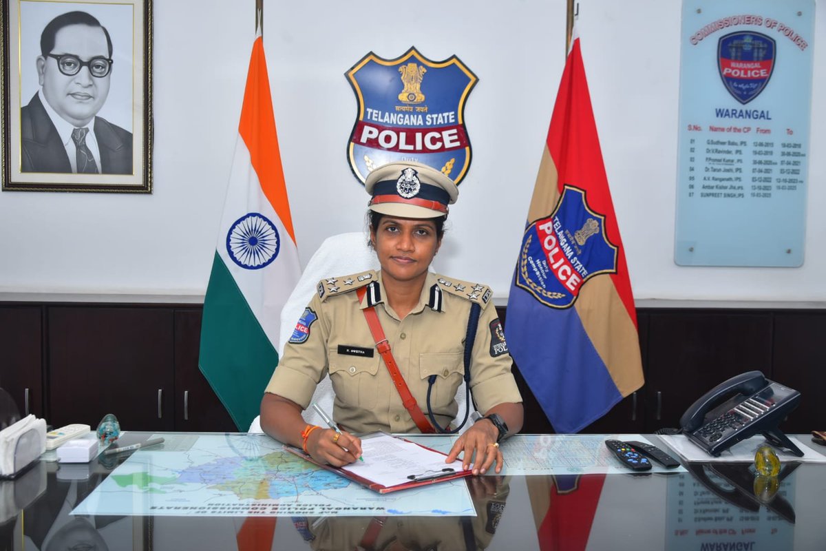 warangalpolice's tweet photo. శాంతి భద్రతల పరిరక్షణే ప్రధాన లక్ష్యం: వరంగల్ సీపీ ఎన్. శ్వేత

వరంగల్ పోలీస్ కమిషనర్‌గా బాధ్యతలు స్వీకరించిన ఎన్. శ్వేతకు సాయుధ పోలీసులు గౌరవ వందనం సమర్పించారు. అనంతరం బదిలీపై వెళ్తున్న పోలీస్ కమిషనర్ సన్‌ప్రీత్ సింగ్ నుంచి బాధ్యతలు స్వీకరించారు.

ఈ సందర్భంగా ఎన్. శ్వేత మాట్లాడుతూ, కమిషనరేట్ పరిధిలో శాంతి భద్రతల పరిరక్షణ, నేరాల నియంత్రణ, ప్రజలకు మెరుగైన పోలీసు సేవలందించడమే తమ ప్రధాన లక్ష్యమని తెలిపారు. ప్రజల విశ్వాసాన్ని మరింత పెంపొందించేలా ప్రతి పోలీసు అధికారి, సిబ్బంది సమన్వయంతో సమర్థవంతమైన పోలీసింగ్‌ను అమలు చేస్తామని పేర్కొన్నారు.
@TelanganaDGP 
@TelanganaCOPs