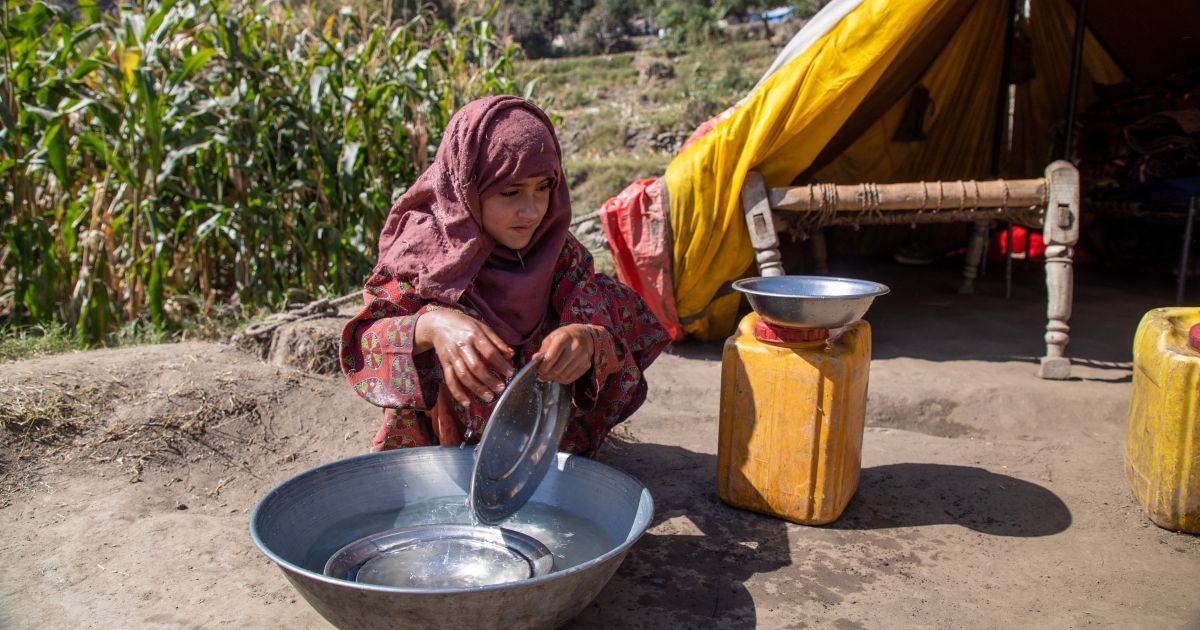 UN_Water's tweet photo. Unsafe food causes an estimated 866 million illnesses and 1.5 million deaths every year, according to new WHO estimates.

Improved water, sanitation and hygiene, food safety practices and access to health care can prevent many of these illnesses. 

https://t.co/EPyZ03jvd4 https://t.co/3LwHP9tqWh