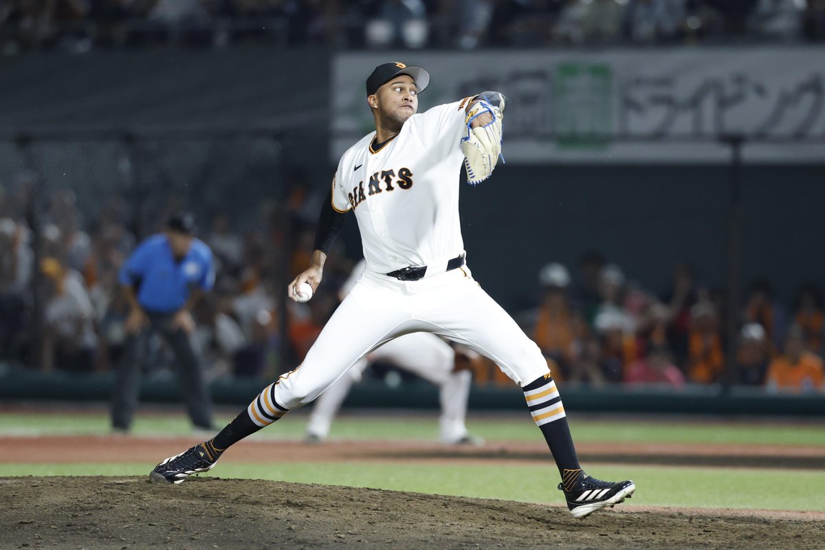 TokyoGiants's tweet photo. 【九回表】巨人 2-1 ヤクルト

守護神 #マルティネス 投手が登板し、無失点に抑える投球で、ゲームセット！ https://t.co/Vn6wwtGTc4