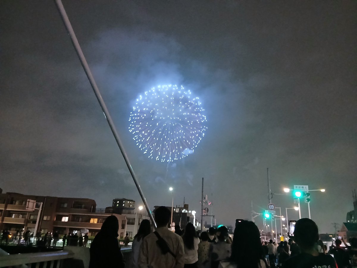 fukuloazuma's tweet photo. 東京競馬場花火、後半は雨が降ってきてしまった😅 https://t.co/5uxSp806OO