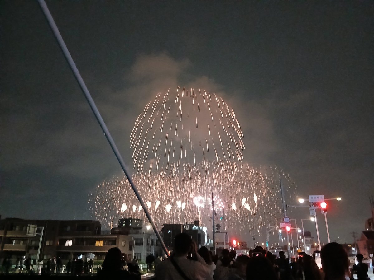 fukuloazuma's tweet photo. 東京競馬場花火、後半は雨が降ってきてしまった😅 https://t.co/5uxSp806OO