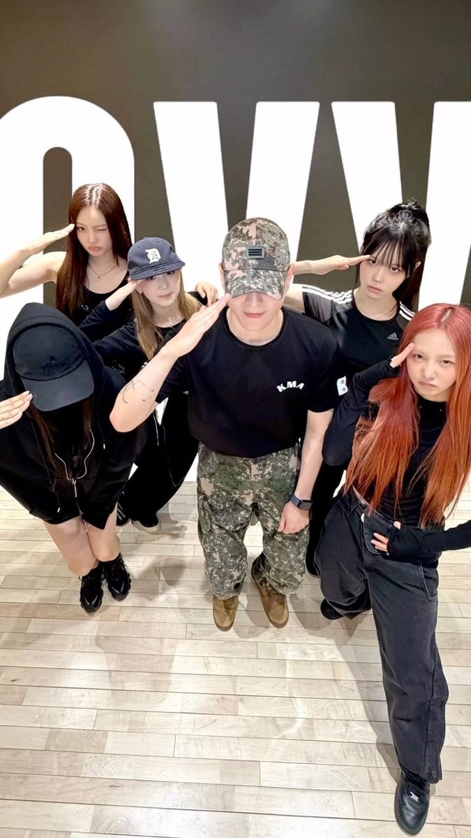 Pop7base's tweet photo. GOT7’s Yugyeom with AOMG’s new girl group, Keyveatz. https://t.co/4KTvWOVjyc