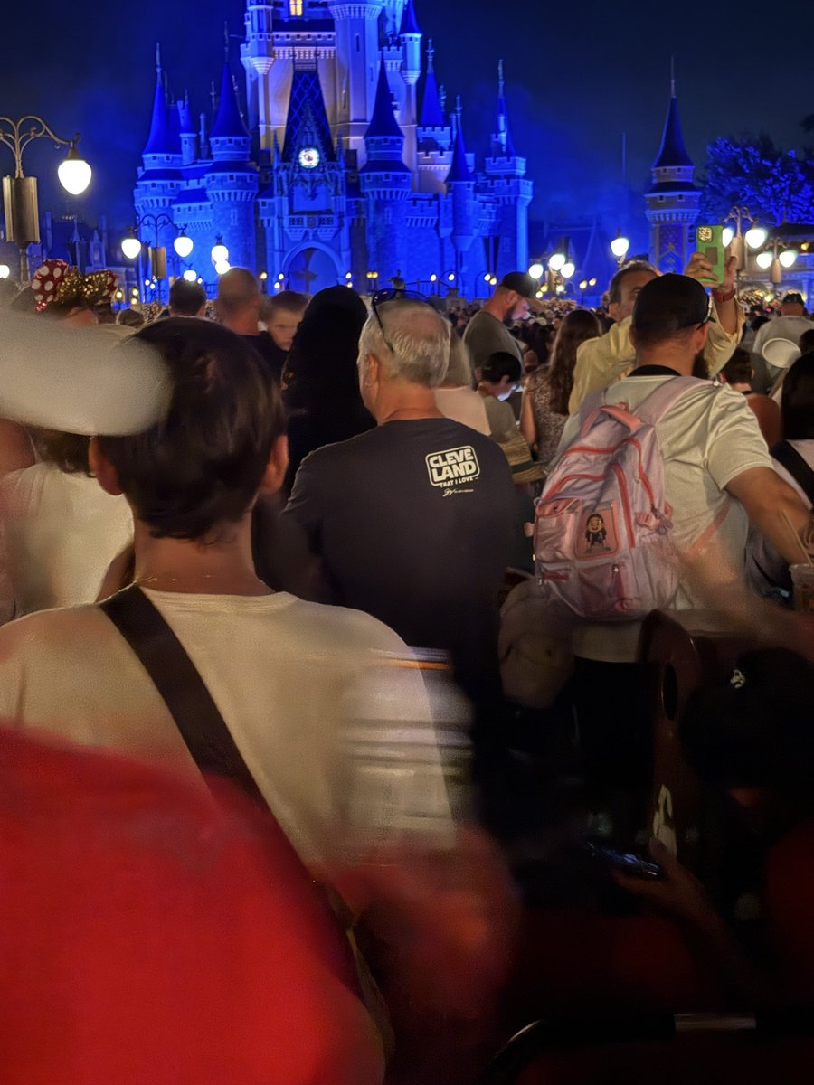 phinfan9807's tweet photo. Spotted at the Magic Kingdom last night, @GVartwork https://t.co/MOKvzLkCFf