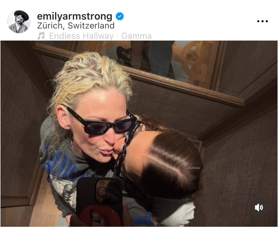 BroodingAnanas's tweet photo. LESBIAN PARK🥹🫶 https://t.co/ZvPX3YcYcs