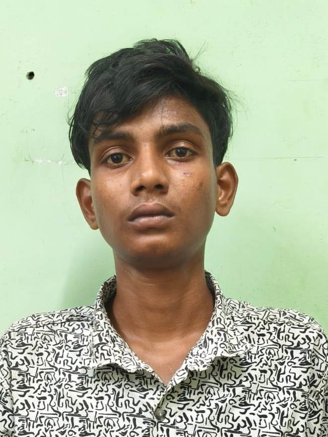 Crime_Selvaraj's tweet photo. A JEWELLERY SHOP STAFF LURED BY GRINDR-APP, ROBBED IN T NAGAR; THREE ARRESTED

Three youths were arrested for luring a 23-year-old jewellery shop employee through the Grindr app, threatening him and robbing him of his mobile phone and cash in T. Nagar. Police recovered the complainant’s mobile phone and seized another phone used in the crime.

Police said the complainant, Kendarnath, 23, a native of Karnataka, worked at a gold jewellery shop in T. Nagar and stayed in the company-provided dormitory. On June 28, he responded to an invitation received through the Grindr app and went to a location near the Kannammapettai burial ground on New Boag Road.

According to the police, three men confronted Kendarnath, threatened him and demanded money. When he told them he did not have cash, they forced him to transfer cash through an online money portal, snatched his high-end mobile phone and fled.

Based on Kendarnath’s complaint, the crime wing of the Mambalam police registered a case. A police team examined the scene and gathered evidence before tracing and arresting the three accused on Tuesday.
The arrested men were identified as Sivakumar, 19, of Gandhipuram, Kannammapettai, Gokul, 19, of South West Boag Road, T. Nagar, and Kamal, 19, of Gandhipuram, Kannammapettai.

Police recovered the complainant’s stolen mobile phone and seized another mobile phone used by the suspects during the offence. Investigation revealed that all three accused worked at mobile phone service shops in and around T. Nagar. Police also found that Sivakumar had four previous criminal cases registered against him, including three narcotics-related cases.
The three accused were produced before a magistrate court on Tuesday and remanded in judicial custody. 

#CrimeSelvaraj #CMJosephVijay‌ #CMVijay‌ @chennaipolice_  #TNagar #Businessman #GrindrApp #GrindrMobileApp #GrindrMobileApplication #Robbery #Chennai #ChennaiUpdates