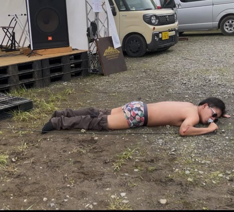 kanta003's tweet photo. 売れないバンドが野外フェスでダイブした結果である。
#少年発電ホールディングス #インディーズバンド #昭和歌謡 ＃ライブ　#野外ライブ https://t.co/XBU2xh1mQk