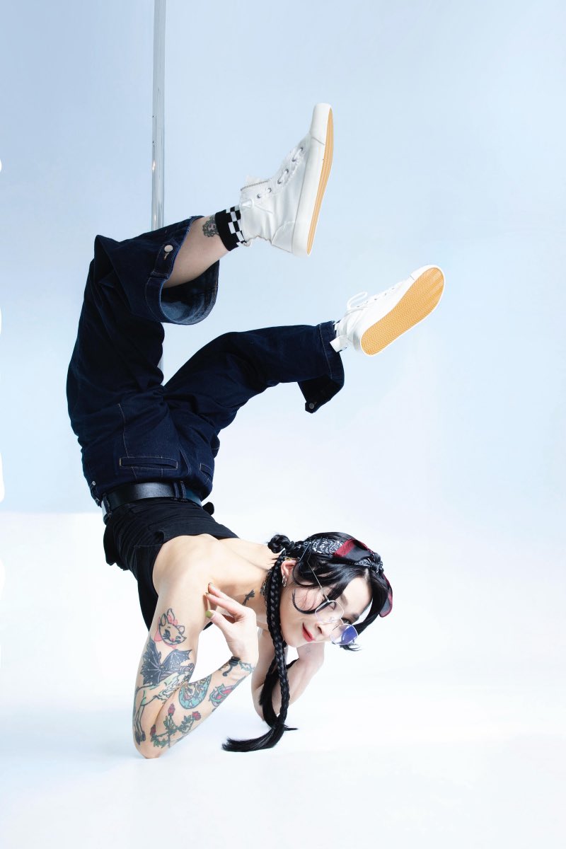 showgirlacha's tweet photo. 新しくアー写を撮って頂きました🤸

実はポールも少し出来るんだよって匂わせみたいな背景になりましたね🤣

目標はブレイキンのバトルに出て、ベスト8までいけたらアカウント名の頭にb_girlをつけることです。 https://t.co/UNhRgWj2Gj